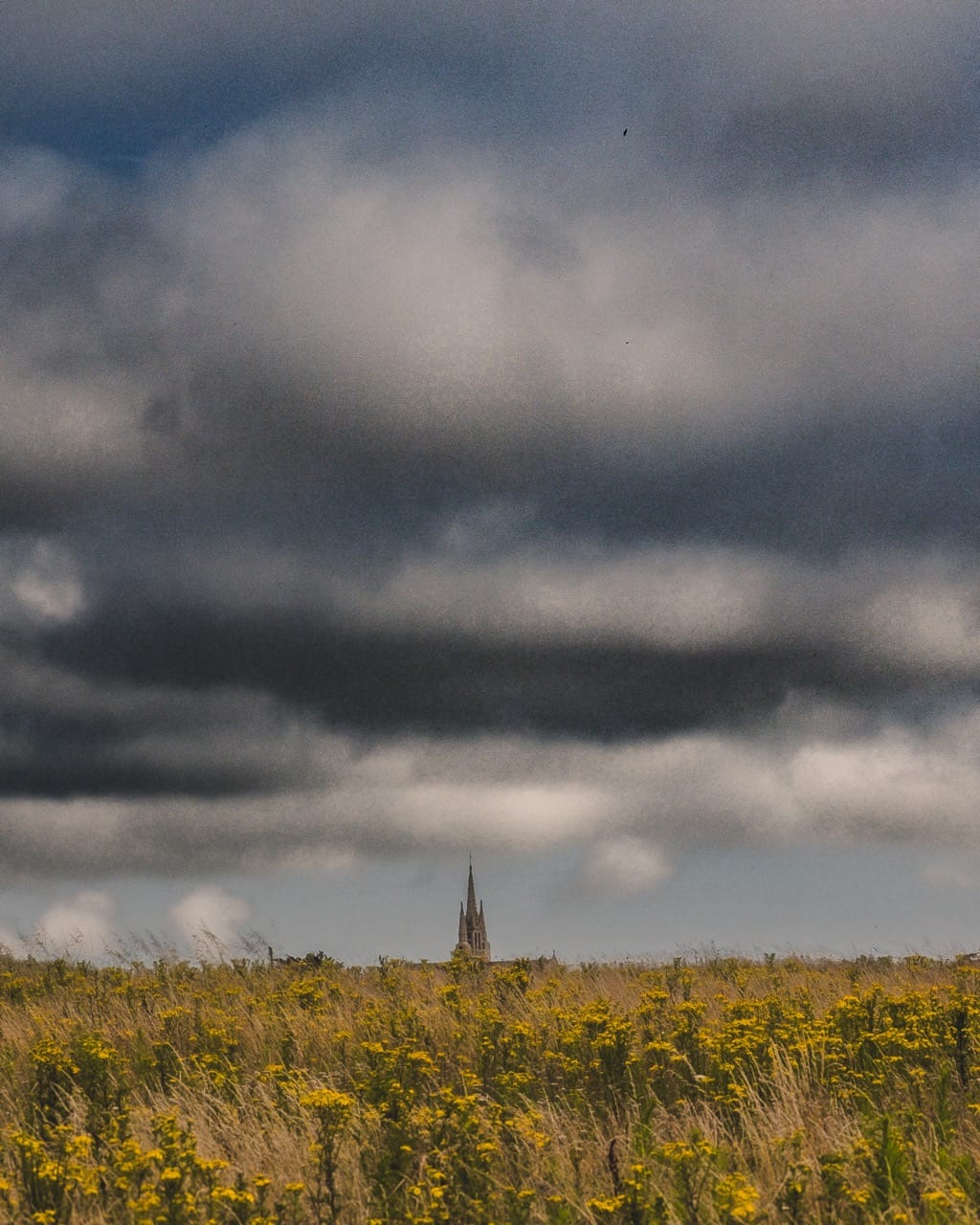 Paysage de Tronoen, Finistère. Vue sur l'église. Photo prise avec un Fujifilm X30.