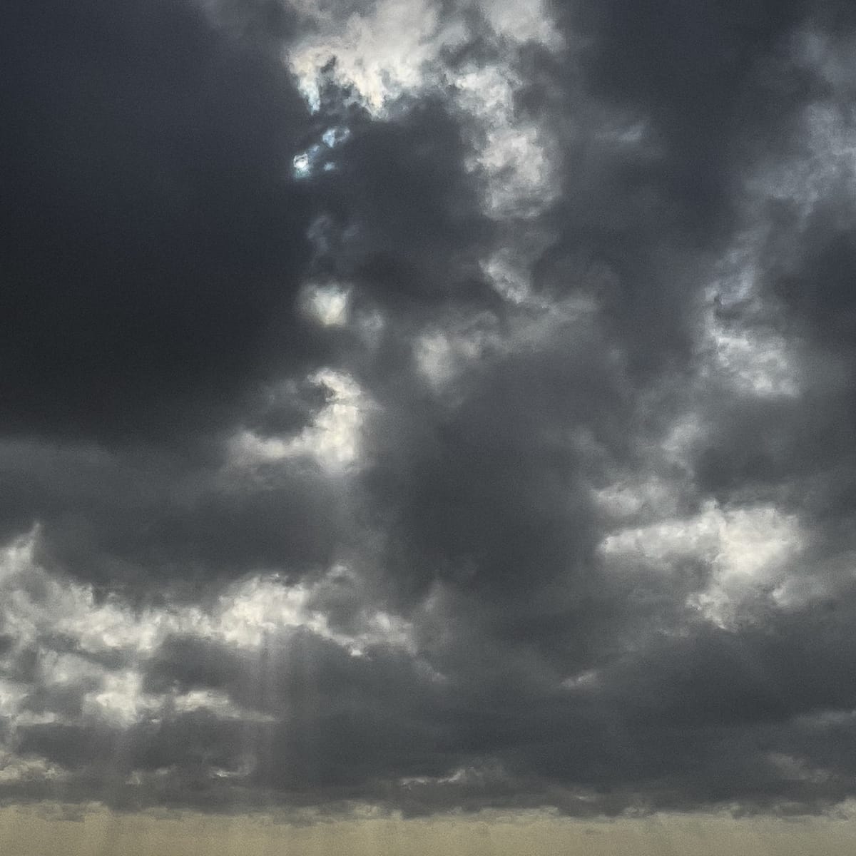 Ce qui est venu, c'est le vent. En Finistère