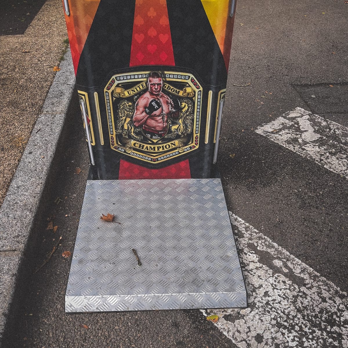 Punching-ball forain sur le parking de Penvillers à Quimper en février, feuille morte au sol